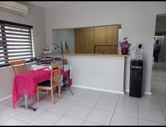 136M² BUSINESS TO LET IN VINCENT